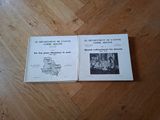 deux livres posés l'un à côté de l'autre sur une table, posée sur un plancher en bois
