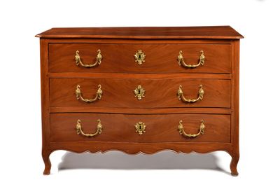 une commode ancienne avec des poignées en laiton et un plateau en bois