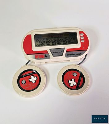 deux manettes de jeux vidéo posées l'une à côté de l'autre sur une table