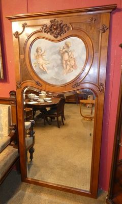 un miroir sur lequel est peinte une image, dans une pièce