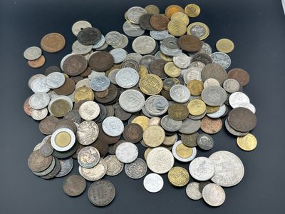 une pile de pièces de monnaie posée sur une surface noire