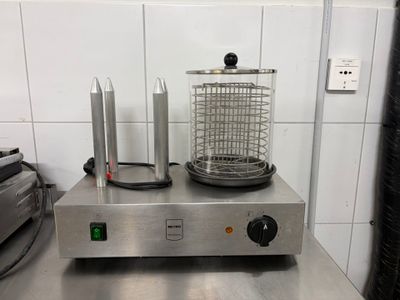 une photo d'une friteuse professionnelle équipée d'un panier sur le dessus