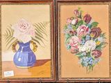 deux tableaux représentant des fleurs dans un vase bleu posé sur une table