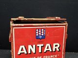 une vieille boîte rouge et blanche sur laquelle est inscrit le mot « antar »