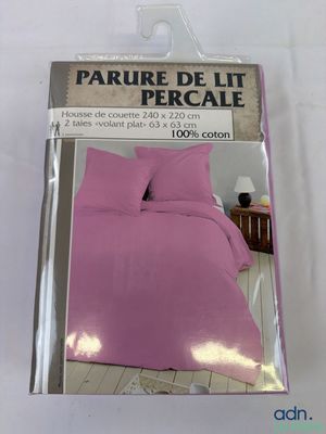 emballage d'un ensemble de literie rose comprenant deux oreillers et une taie d'oreiller