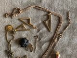 un gros plan d'un collier orné de diverses breloques
