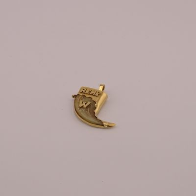 un pendentif plaqué or représentant un oiseau en plein vol