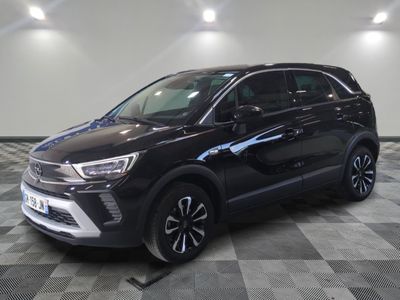 un 4x4 noir garé sur un sol en damier dans un garage