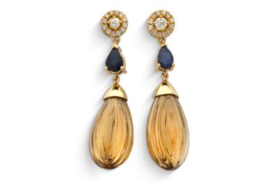 une paire de boucles d'oreilles en saphir jaune et diamants