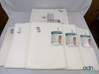 cinq serviettes pliées posées sur une table blanche