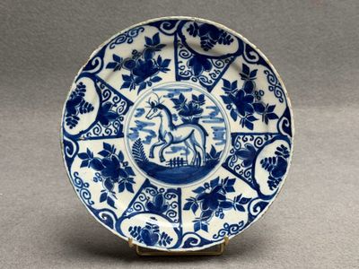 DELFT XVIII° Assiette en faïence à décor de cheval.