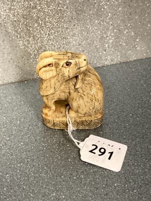 une petite figurine d'éléphant sur laquelle est accrochée une étiquette de prix