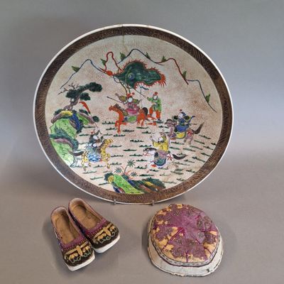 Lot comprenant : CHINE. Grand plat rond circulaire en porcel…