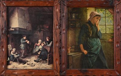 deux tableaux représentant une femme en robe verte et un homme en robe verte