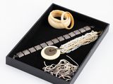 une boîte noire contenant divers bijoux