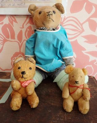 deux ours en peluche assis l'un à côté de l'autre sur une table