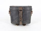 une vieille boîte en métal munie d'une poignée