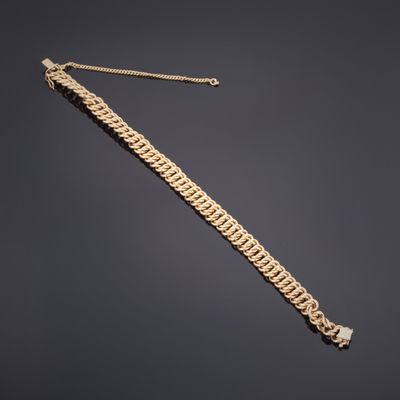 un bracelet en or 18 carats avec un fermoir serti de diamants