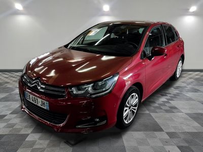 la voiture rouge est garée dans le garage sur le sol en damier