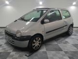 la photo d'une petite voiture argentée garée dans un garage