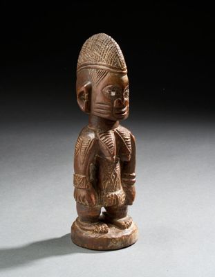 gros plan d'une statue représentant une personne coiffée d'un chapeau