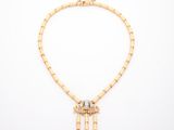 un collier en or et diamants orné de franges
