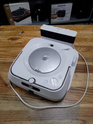 un lecteur CD blanc posé sur une table en bois