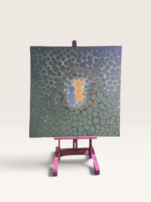 Peinture abstraite violette et verte sur chevalet, sur fond blanc