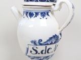 un vase bleu et blanc avec un couvercle sur une table