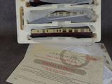 une boîte contenant tout un tas de petits trains miniatures de différents types