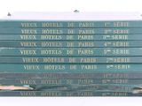 plusieurs livres empilés sur une surface blanche