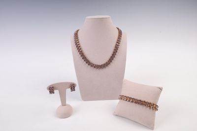 Trois bijoux sont exposés sur un mannequin blanc