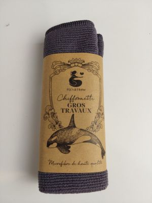 la cravate est violette et est ornée d'un dessin représentant un oiseau