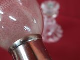 un gros plan d'un objet en verre posé sur une surface rouge