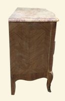 Commode galbée marquetée ouvrant par trois tiroirs en façade… (photo 4)