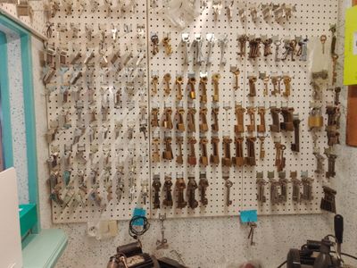 une photo d'un panneau perforé sur lequel sont accrochées de nombreuses clés