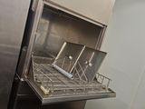 un lave-vaisselle en acier inoxydable dans une cuisine commerciale