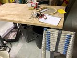 un établi sur lequel sont posés de nombreux outils