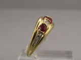 bague en or jaune ornée d'un rubis et d'un diamant sertis au centre