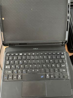 un ordinateur portable posé sur un bureau