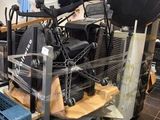une pièce contenant de nombreux types d'équipements différents