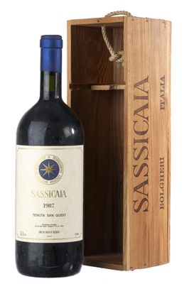 une bouteille de vin rouge dans un coffret en bois