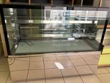 une vitrine en verre au milieu d'un magasin