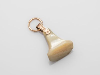 gros plan d'un objet en bois sur une surface blanche