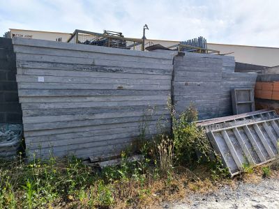un tas de vieilles fenêtres qui traînent dans l'herbe
