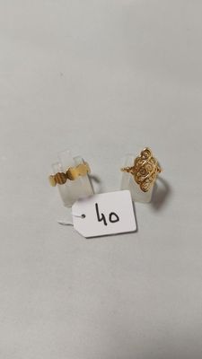 gros plan d'une paire de boucles d'oreilles sur une surface blanche