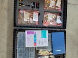 une valise noire contenant de nombreux objets