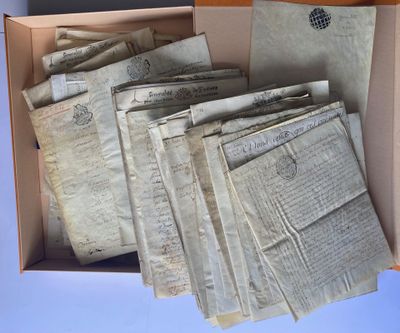 une boîte remplie de vieux papiers posée sur une table