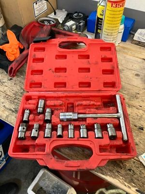 une boîte à outils rouge avec des outils sur une table