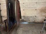 l'image d'un garage contenant de nombreux outils